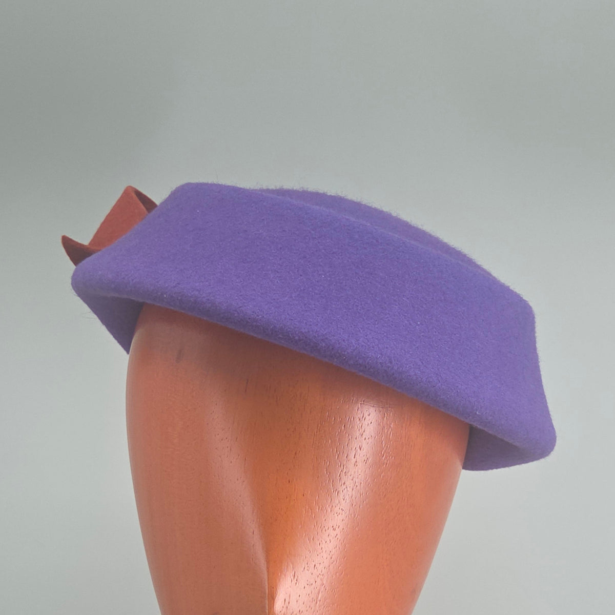 Béret en feutre mauve et terracotta