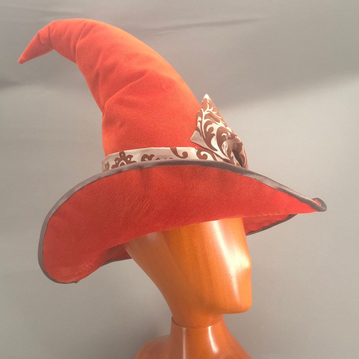 Chapeau de sorcière en tissu orange