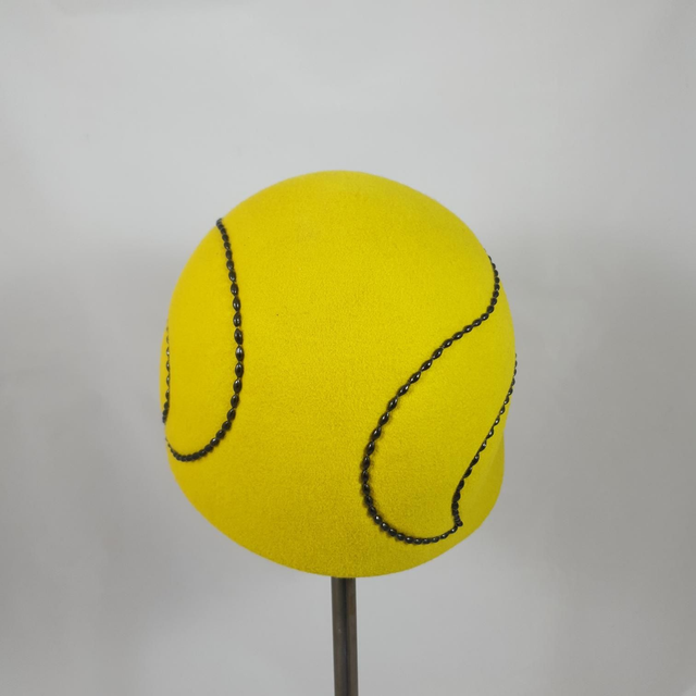 Chapeau cloche asymétrique en feutre jaune