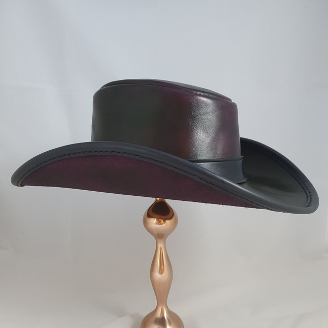 Chapeau en cuir à bords relevés – pourpre