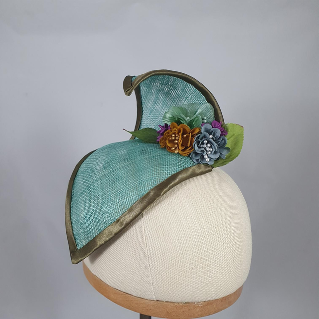 Fascinator en sinnamay vert lagon