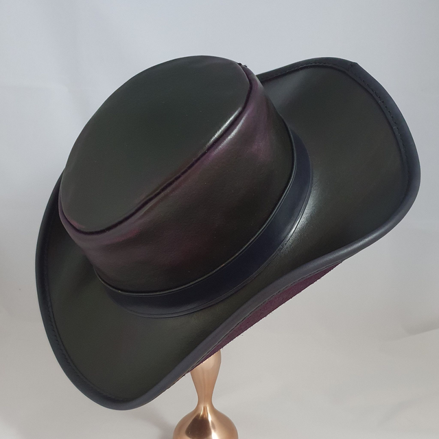 Chapeau en cuir à bords relevés – pourpre