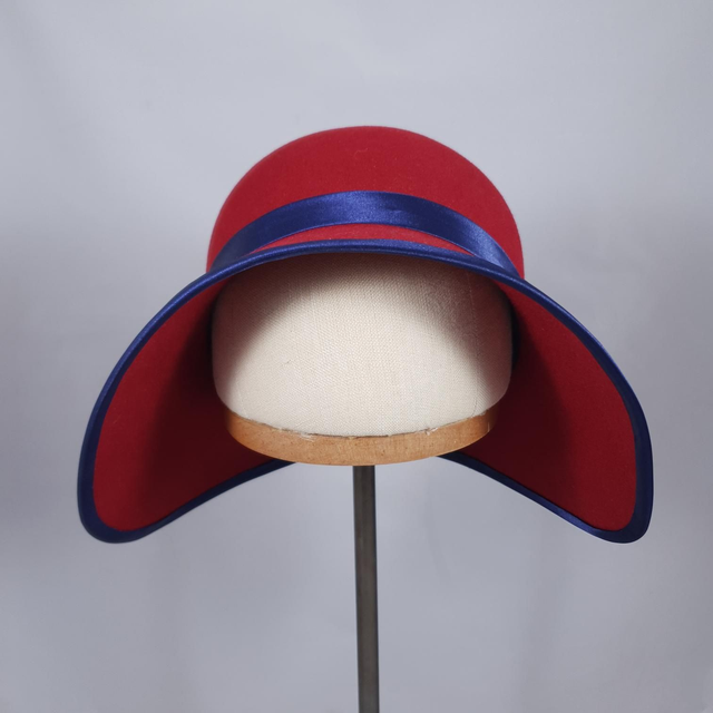 Chapeau cloche en feutre rouge et bleu