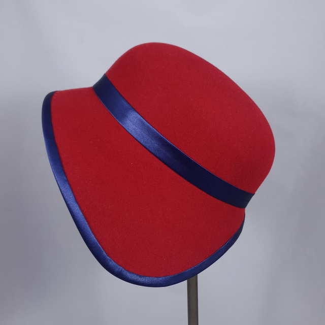 Chapeau cloche en feutre rouge et bleu