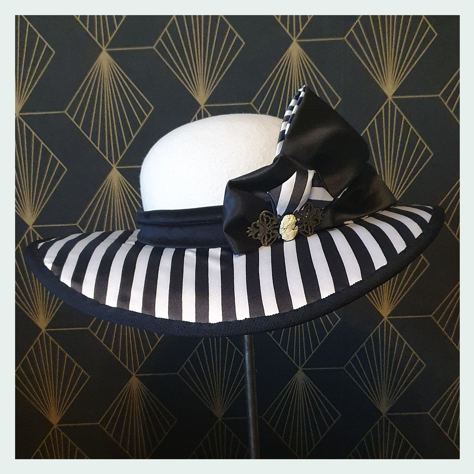 Capeline — feutre clair et penne textile rayée