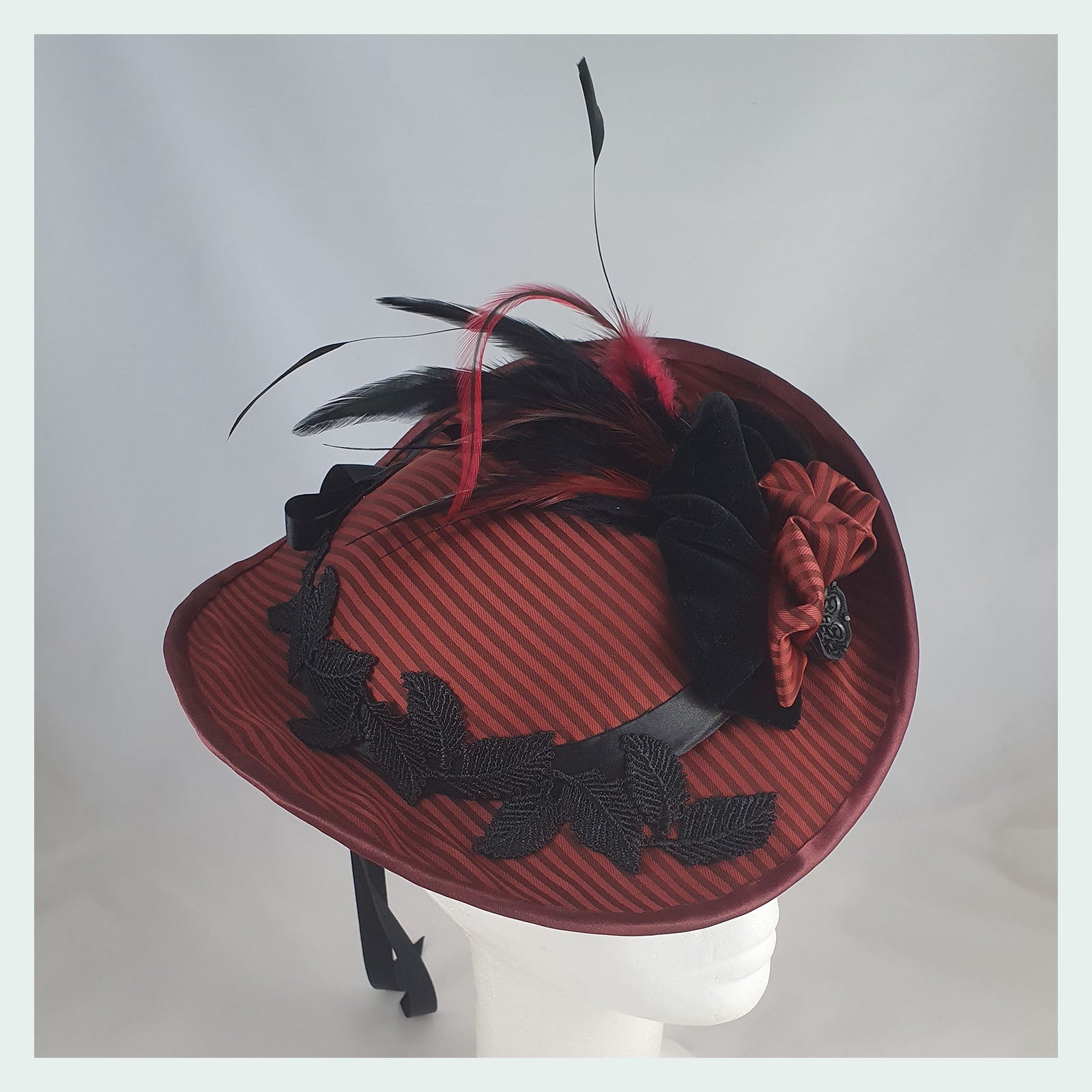 Capeline victorienne  - Textile rayé et plumes