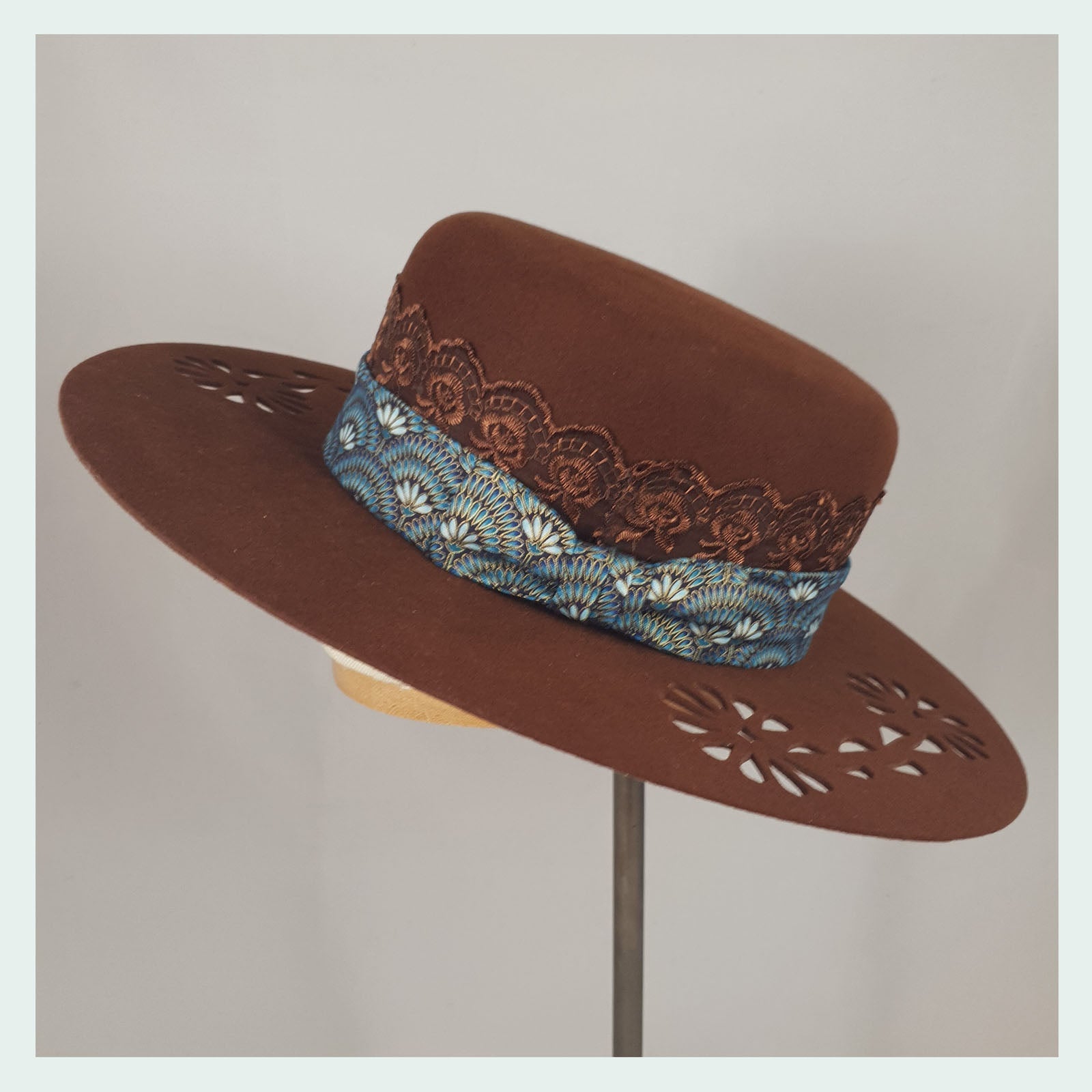 Chapeau à penne plate ajourée