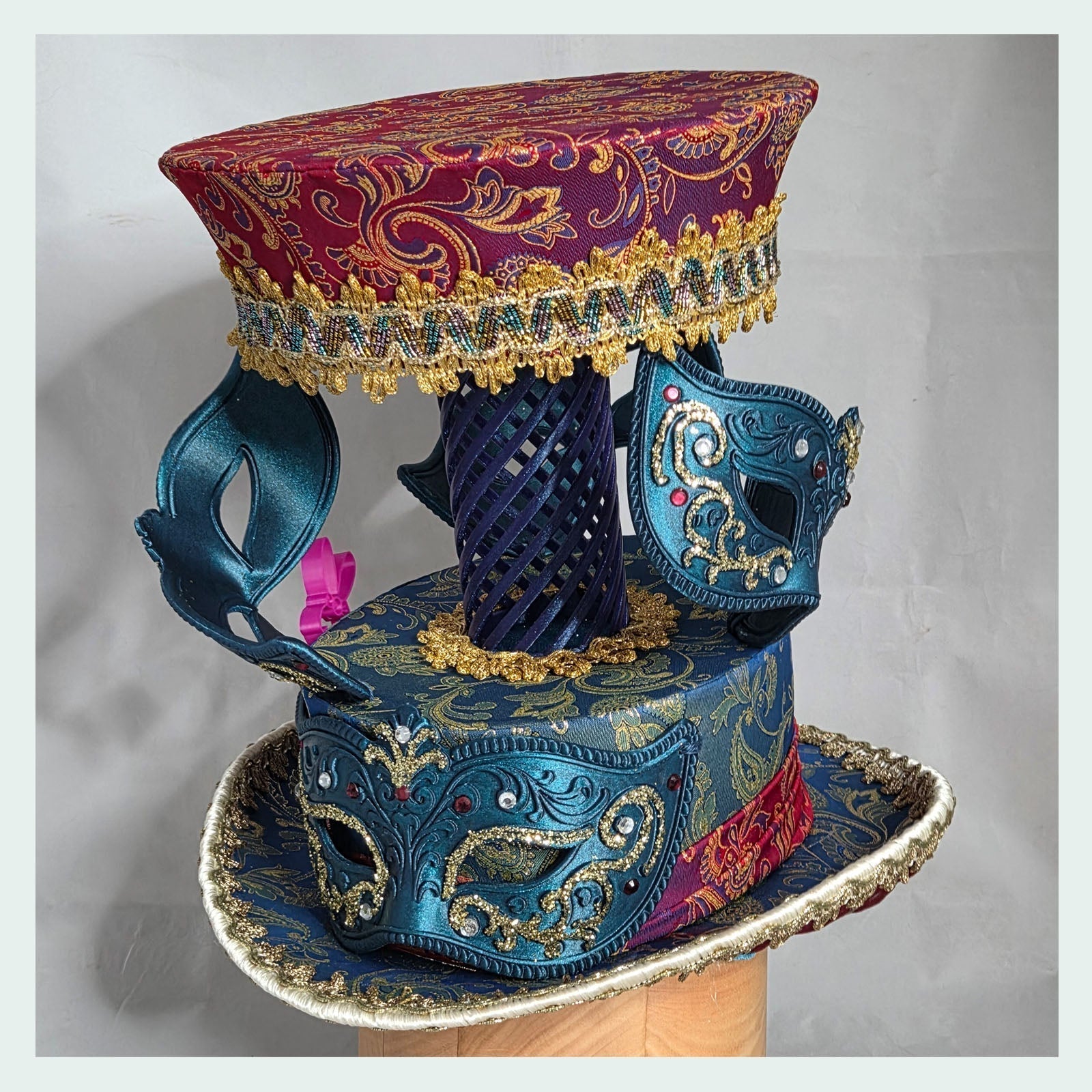 Haut-de-forme revisité — pièce de spectacle, inspiration vénitienne