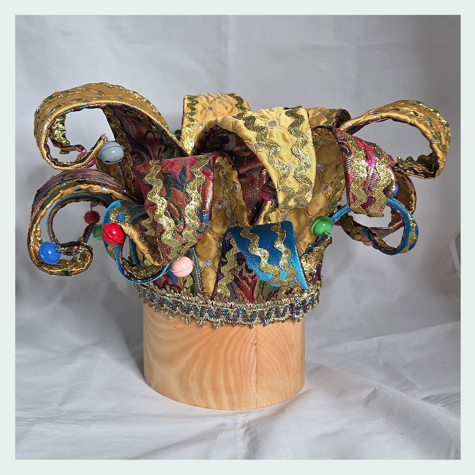 Chapeau de bouffon revisité — pièce de spectacle, inspiration vénitienne