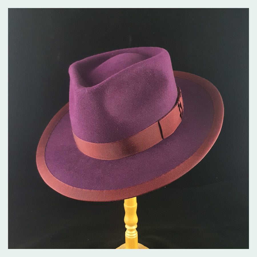 Fedora — feutre violet et garniture contrastée