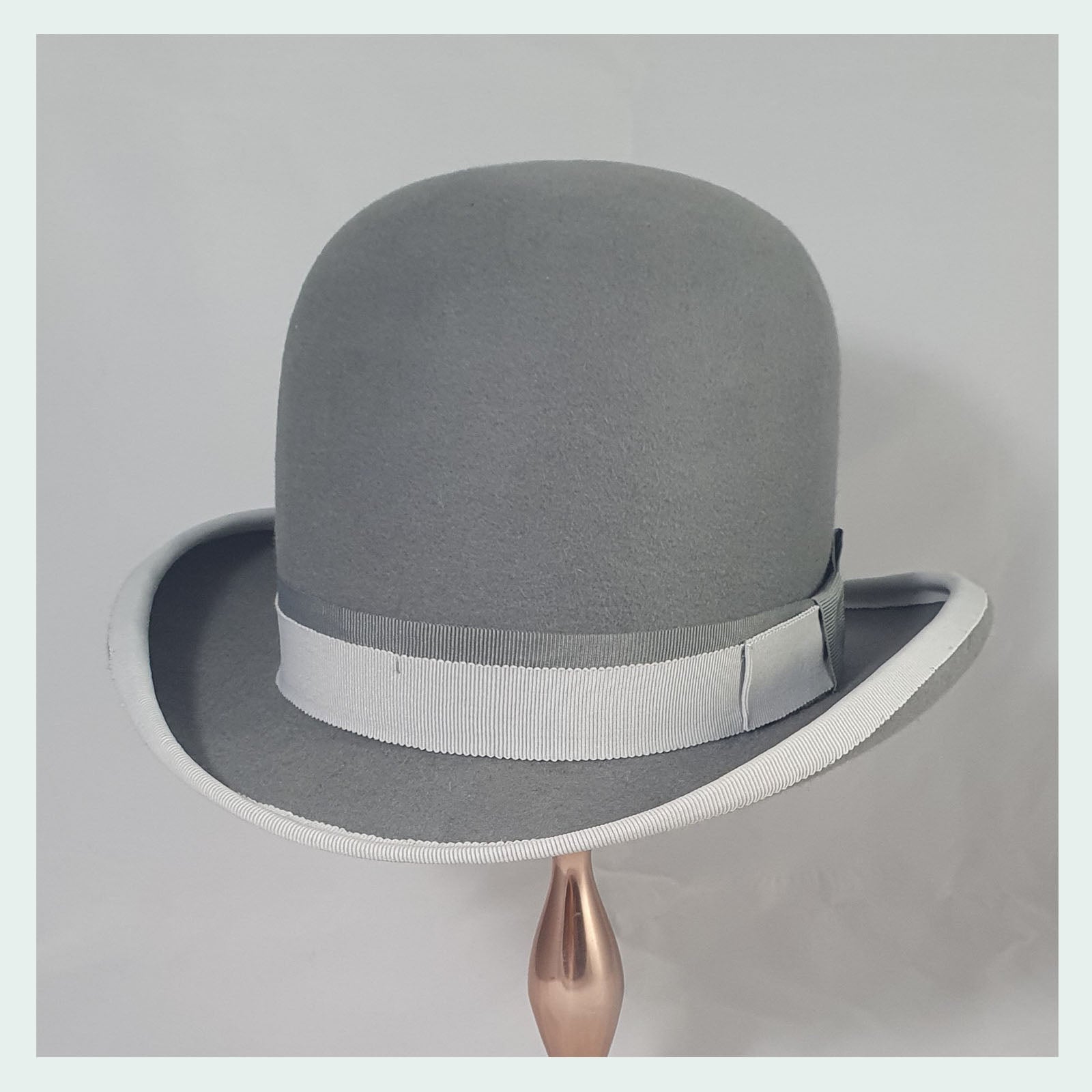 Melon — feutre gris et garniture contrastée