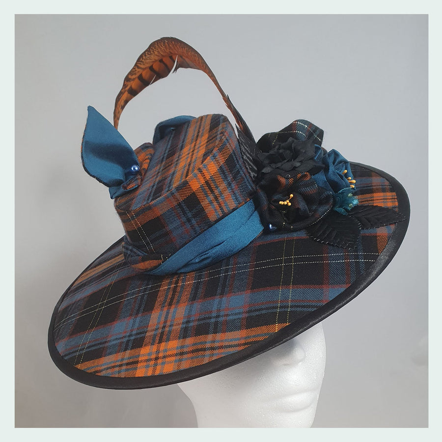 Midi capeline — textile tartan et garniture florale