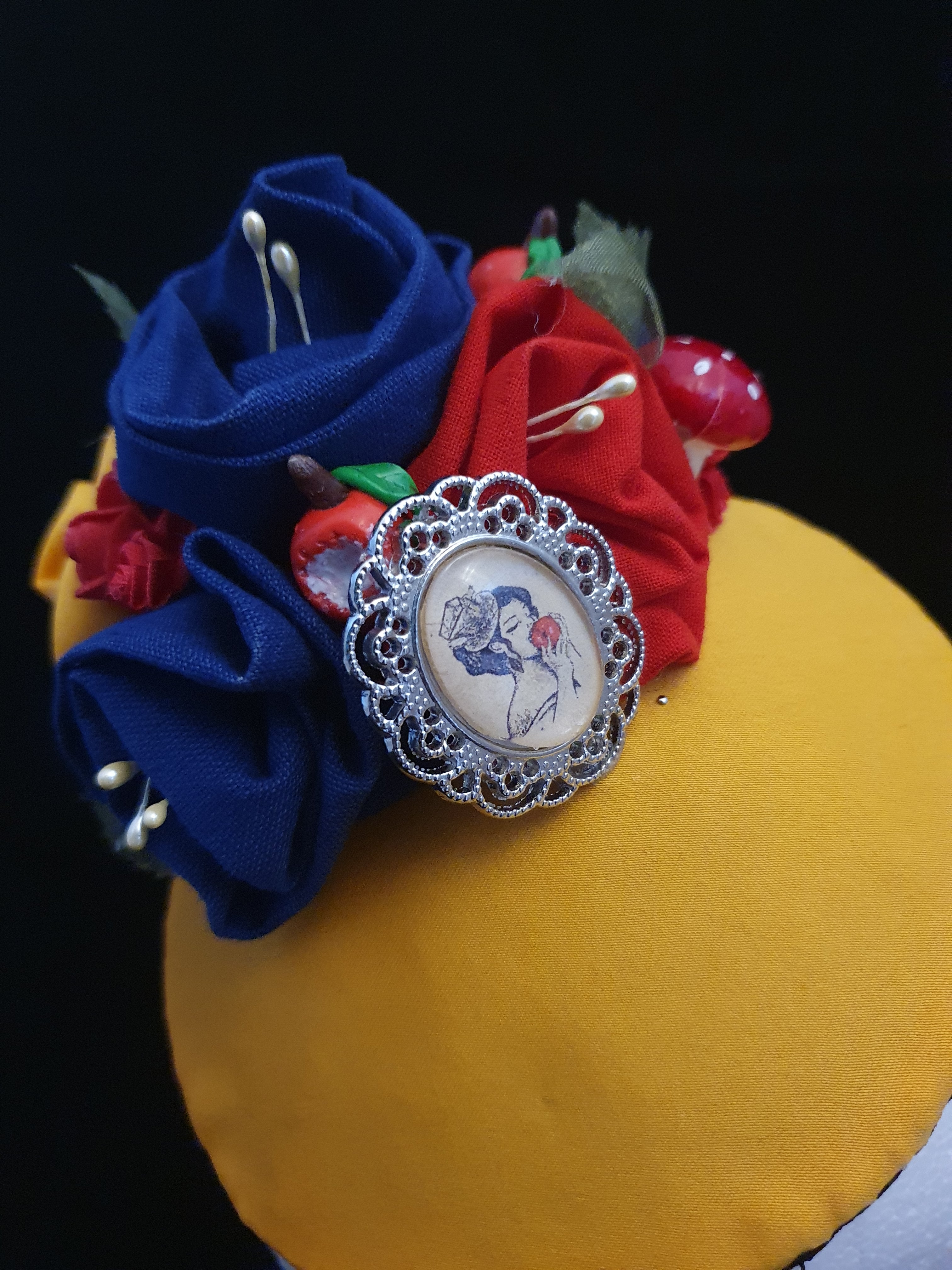 Fascinator rond – Pomme défendue