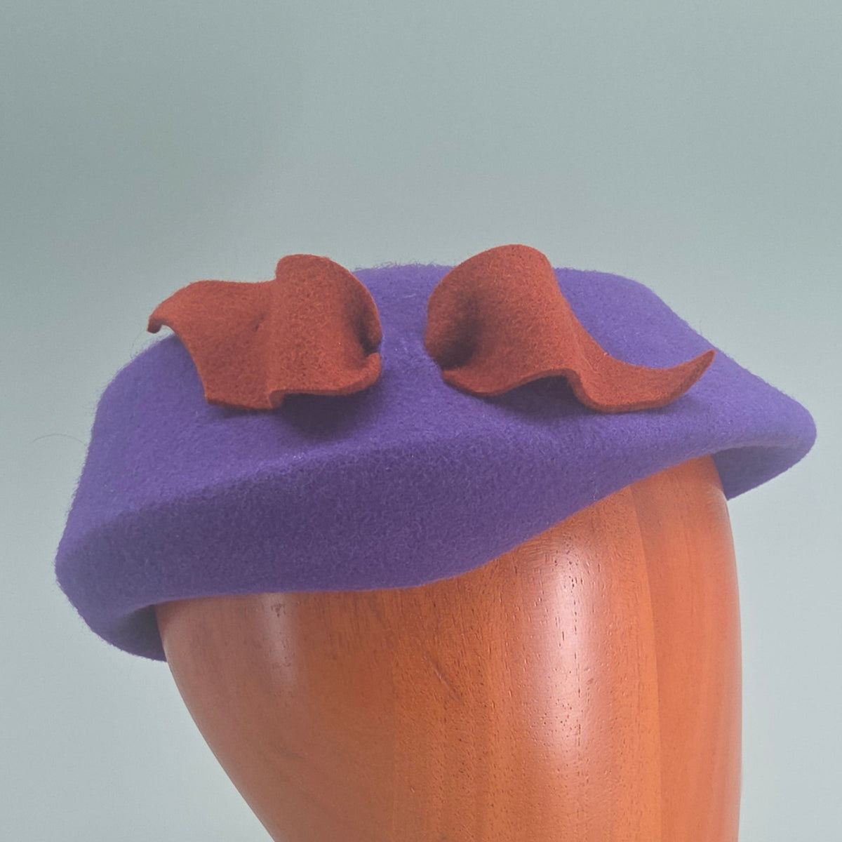 Béret en feutre mauve et terracotta