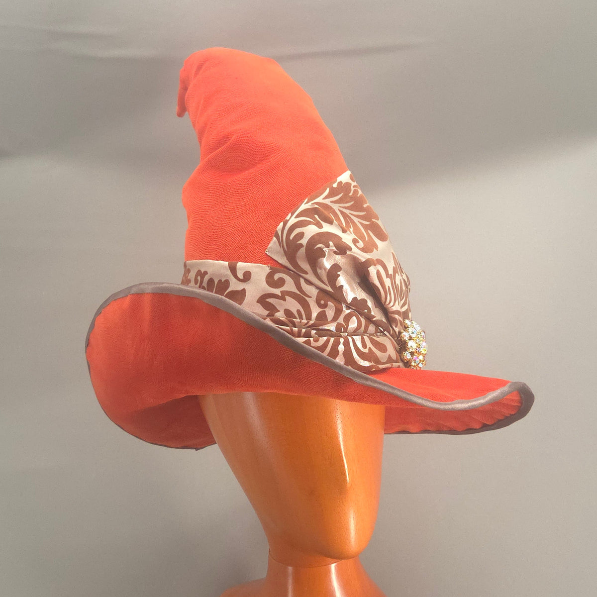 Chapeau de sorcière en tissu orange