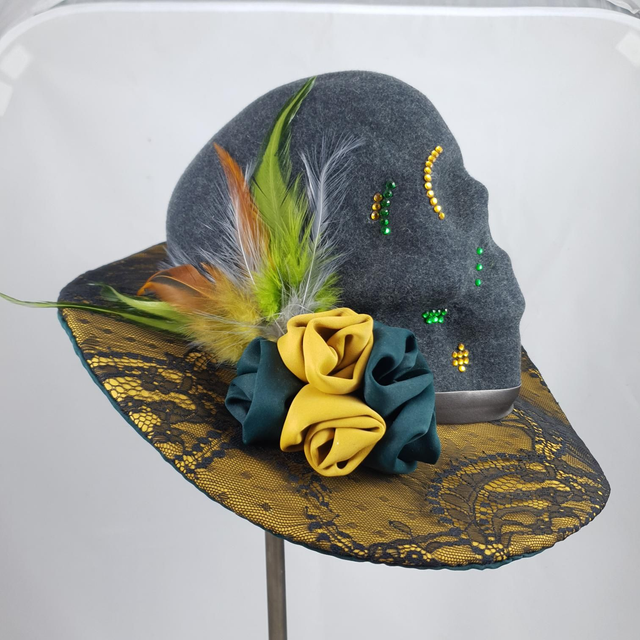 Chapeau crâne en feutre gris et dentelle jaune