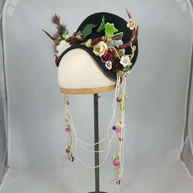 Couronne d’inspiration Tudors à décor végétal