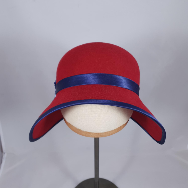 Chapeau cloche en feutre rouge et bleu