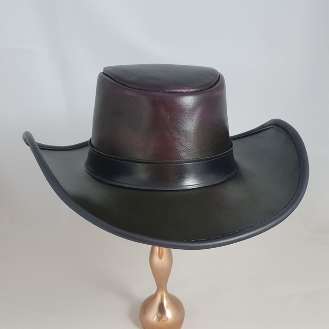 Chapeau en cuir à bords relevés – pourpre