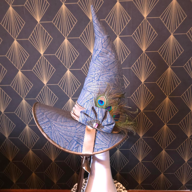 Chapeau de sorcière en tissu bleu