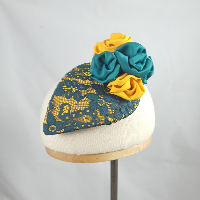 Fascinator goutte – Moutarde et vert, dentelle superposée