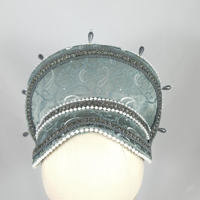 Couronne d’inspiration Tudors en tissu damassé