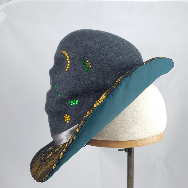 Chapeau crâne en feutre gris et dentelle jaune