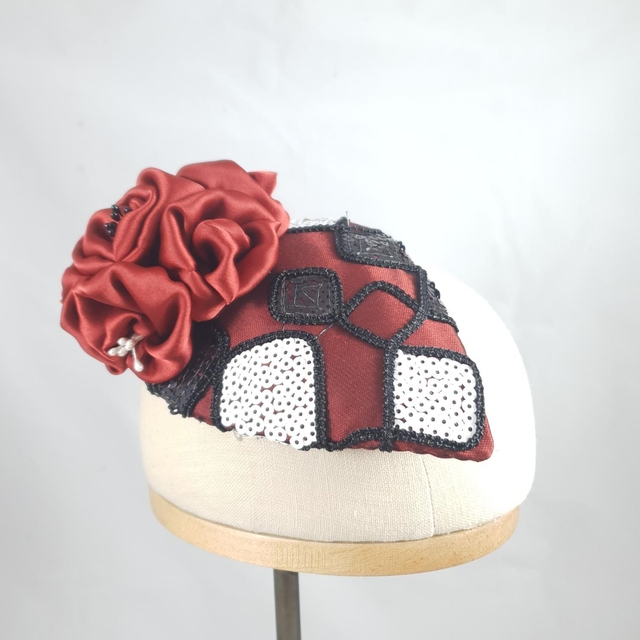 Fascinator goutte – Géométrie carmin