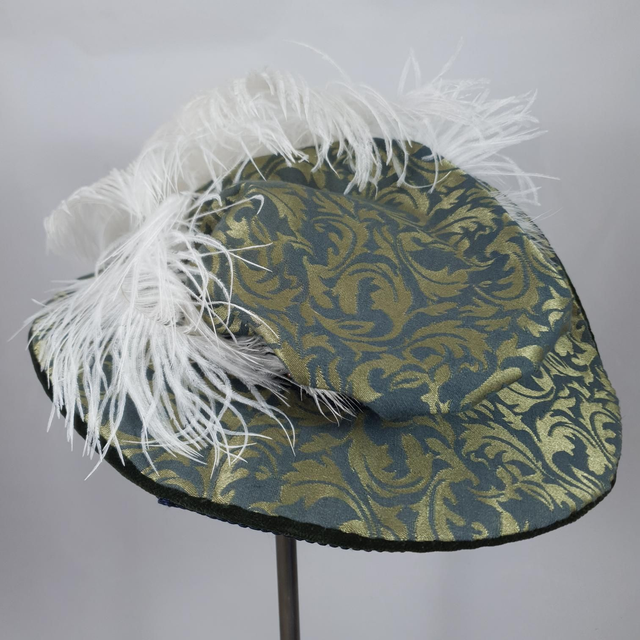 Chapeau d’inspiration Tudors en tissu damassé