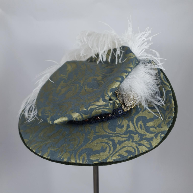 Chapeau d’inspiration Tudors en tissu damassé