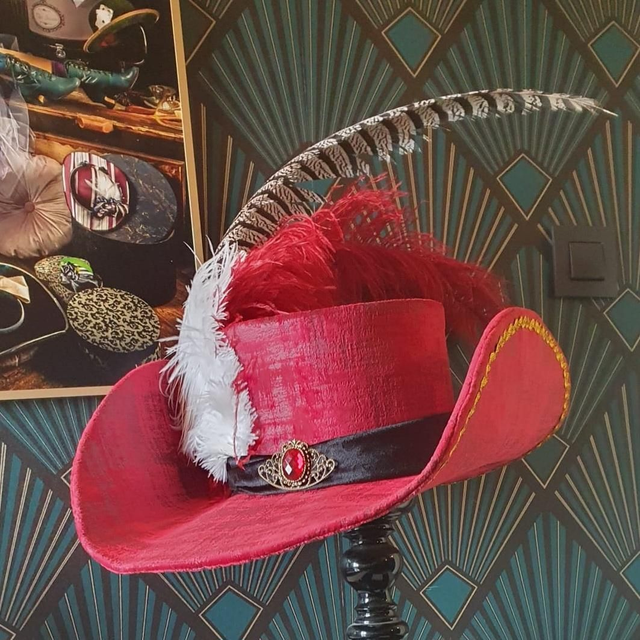 Le Corsaire Écarlate en tissu rouge