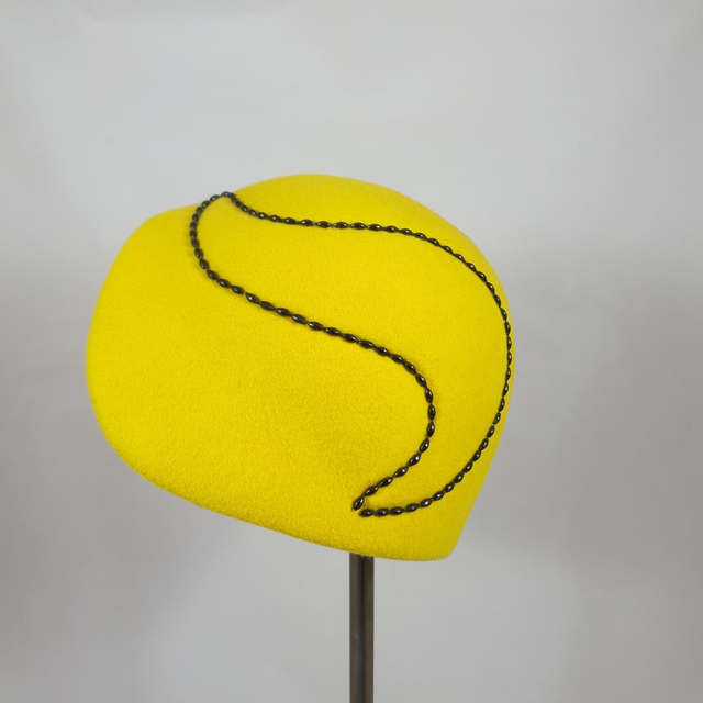 Chapeau cloche asymétrique en feutre jaune