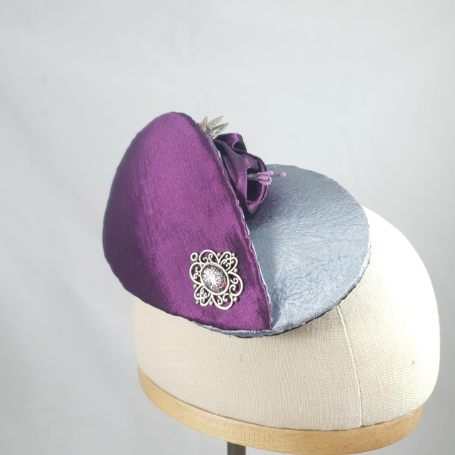 Double fascinator - Pourpre et bleu argenté