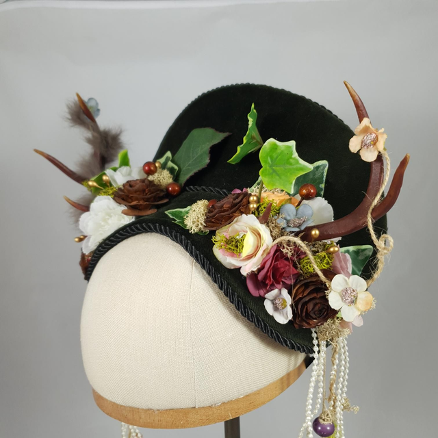 Couronne d’inspiration Tudors à décor végétal