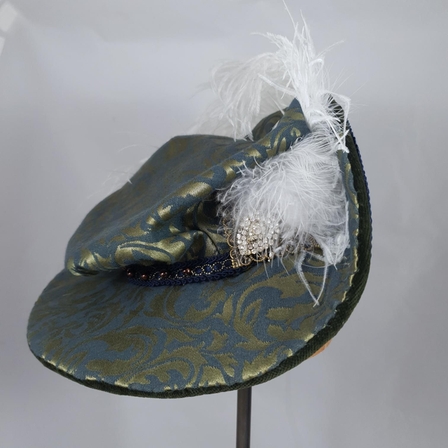Chapeau d’inspiration Tudors en tissu damassé