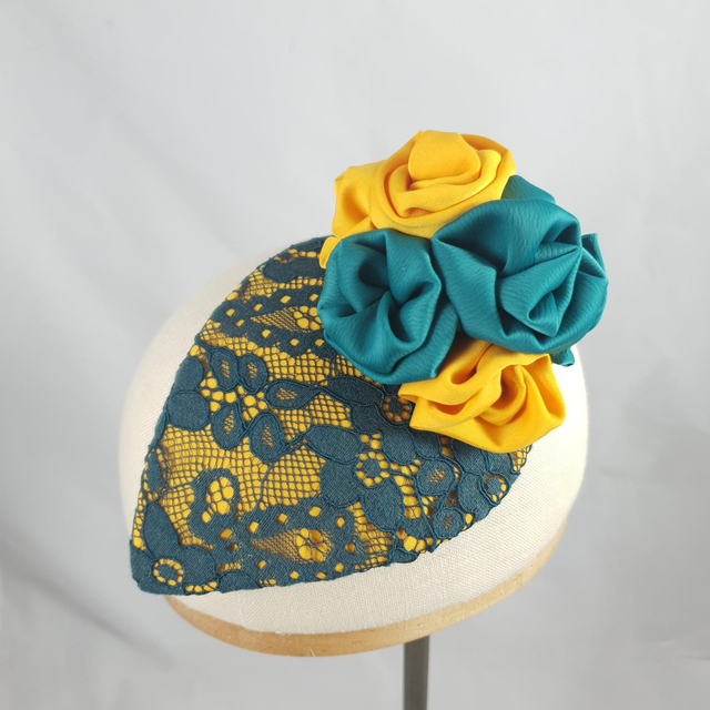 Fascinator goutte – Moutarde et vert, dentelle superposée