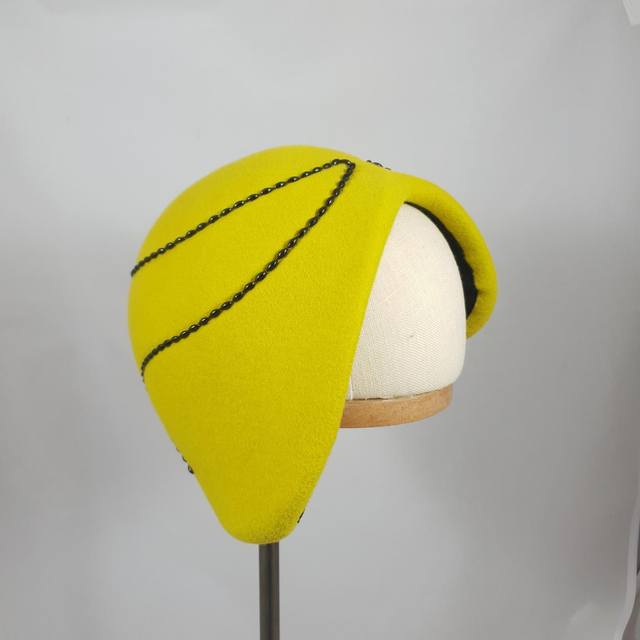 Chapeau cloche asymétrique en feutre jaune