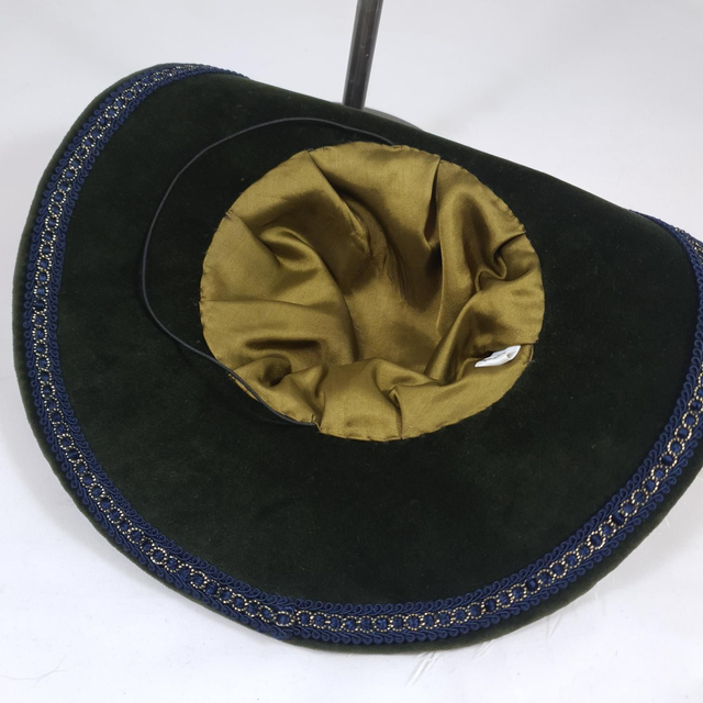 Chapeau d’inspiration Tudors en tissu damassé