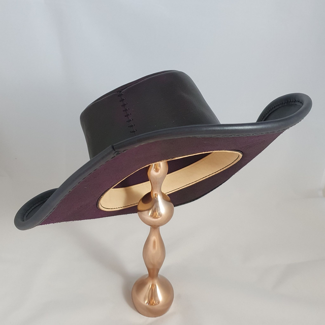 Chapeau en cuir à bords relevés – pourpre