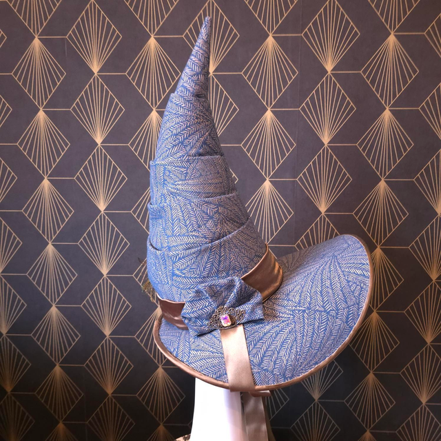Chapeau de sorcière en tissu bleu
