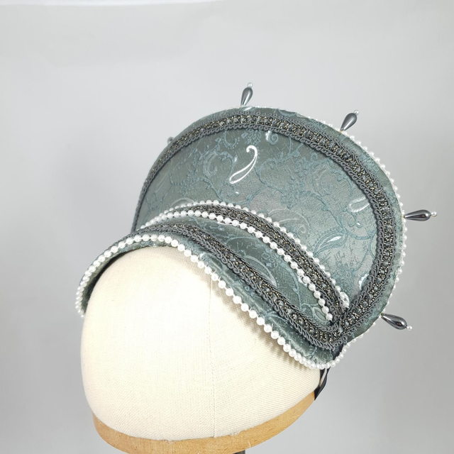 Couronne d’inspiration Tudors en tissu damassé