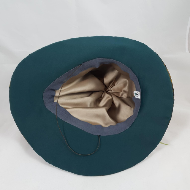 Chapeau crâne en feutre gris et dentelle jaune