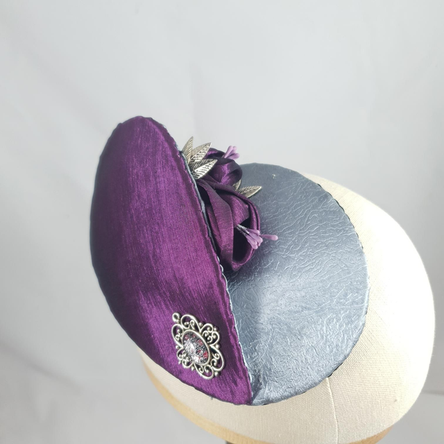 Double fascinator - Pourpre et bleu argenté