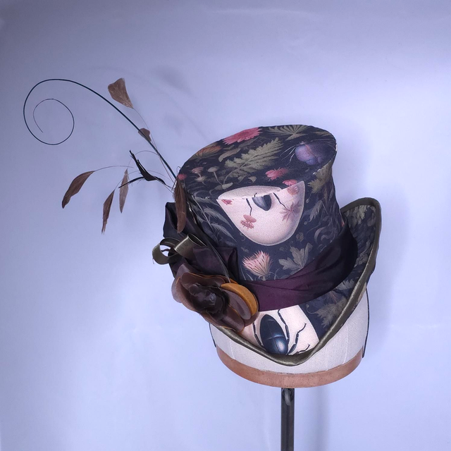 Midi Haut-de-Forme – Étrangeté