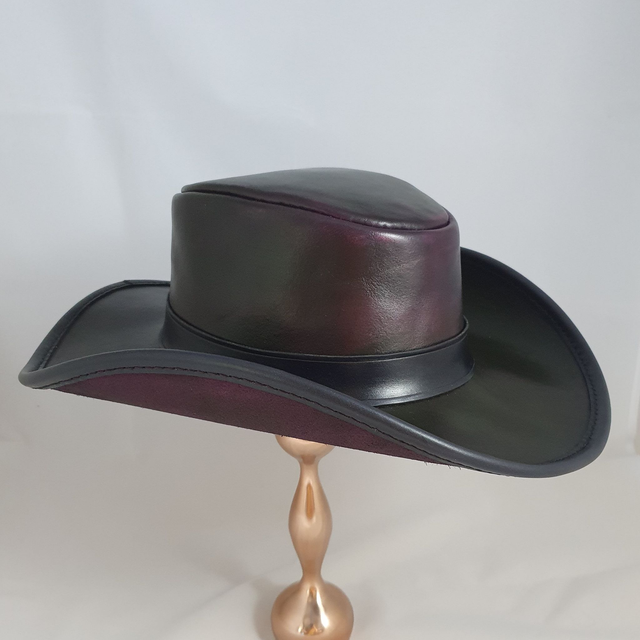 Chapeau en cuir à bords relevés – pourpre
