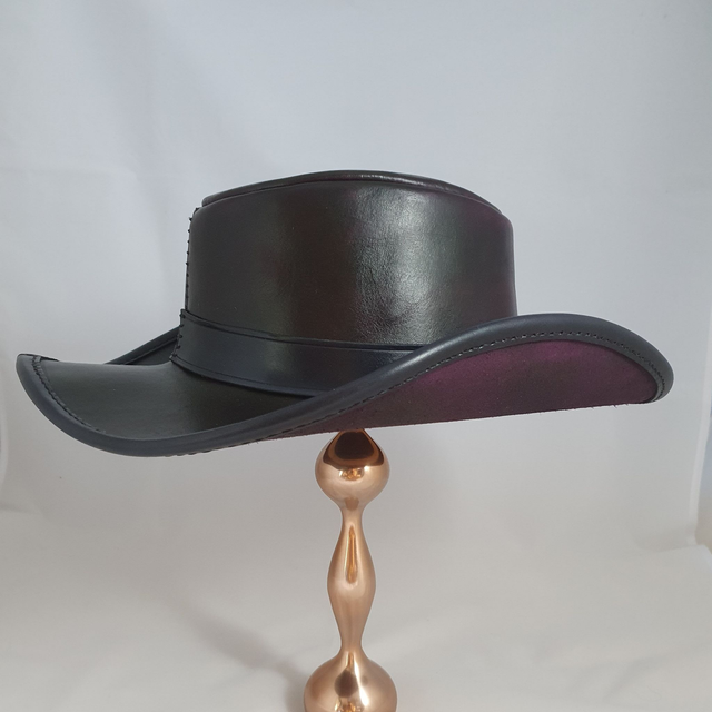 Chapeau en cuir à bords relevés – pourpre