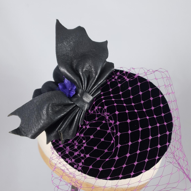 Fascinator rond – Ailes nocturnes