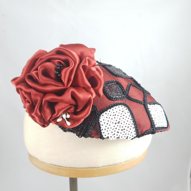 Fascinator goutte – Géométrie carmin