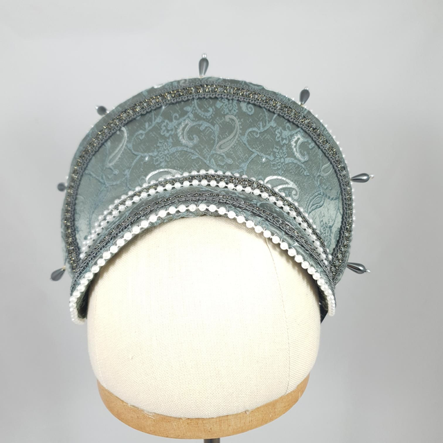 Couronne d’inspiration Tudors en tissu damassé