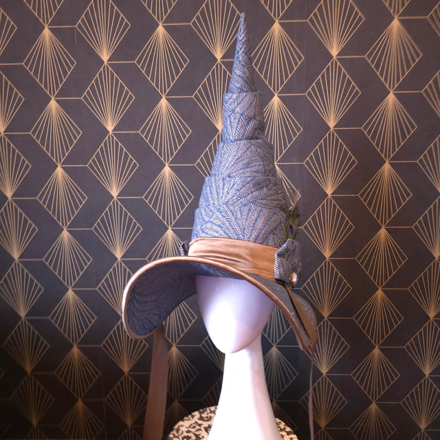 Chapeau de sorcière en tissu bleu